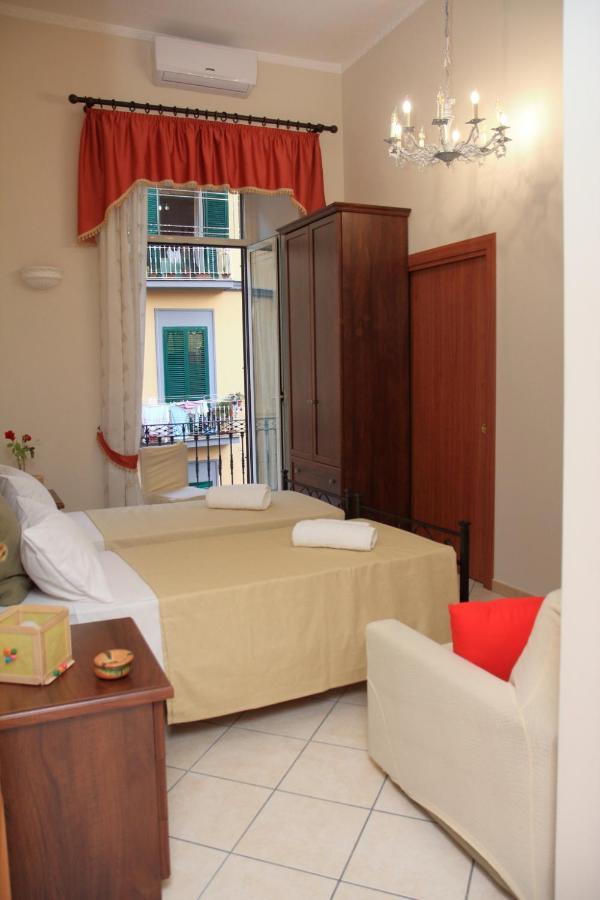 B&B Mitilini Central Station เนเปิลส์ ภายนอก รูปภาพ